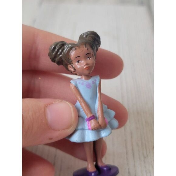Disney pigtail bun girl mini blue dress toy figure - Picture 5 of 6